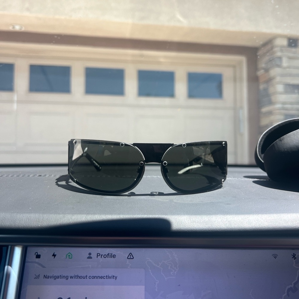 Off-White Sleek Black Sunglasses